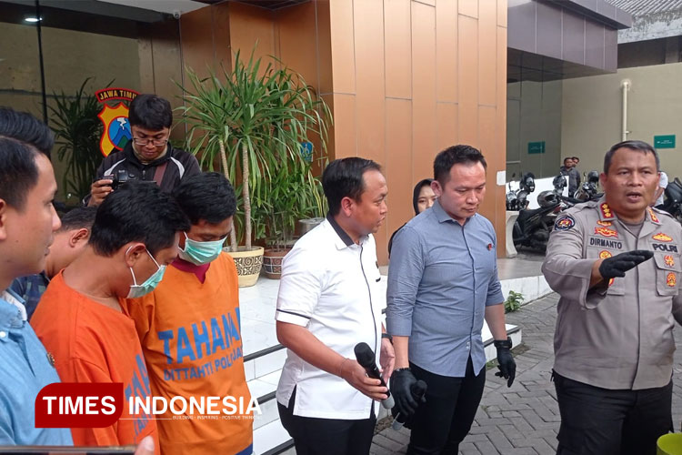 Dua di antara 4 pelaku pemindahan isi tabung gas LPG subsidi ke tabung LPG non subsidi ditangkap tim Tipidter Ditreskrimsus Polda Jatim, Selasa (4/3/2025). (FOTO: Hamida Soetadji/TIMES Indonesia)