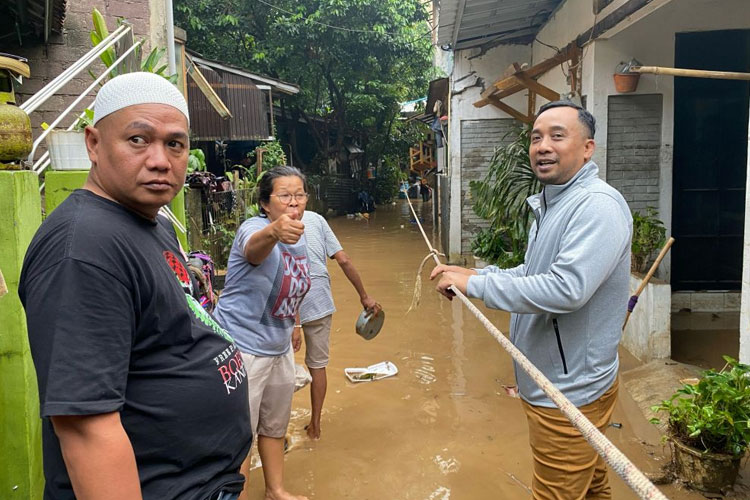 Anggota DPRD DKI Jakarta, Ahmad Moetaba meninjau lokasi banjir. (FOTO: ist) 