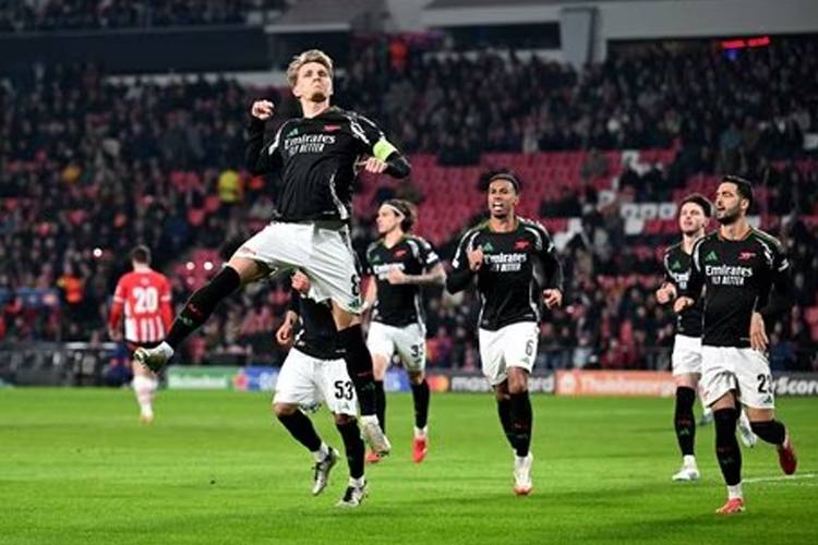 Selebrasi pemain Arsenal usai mencetak gol ke gawang PSV di leg pertama babak 16 besar Liga Champions di Eindhoven Belanda. Dalam pertandingan iniz Arsenal menang 7-1. (Foto: Arsenal)