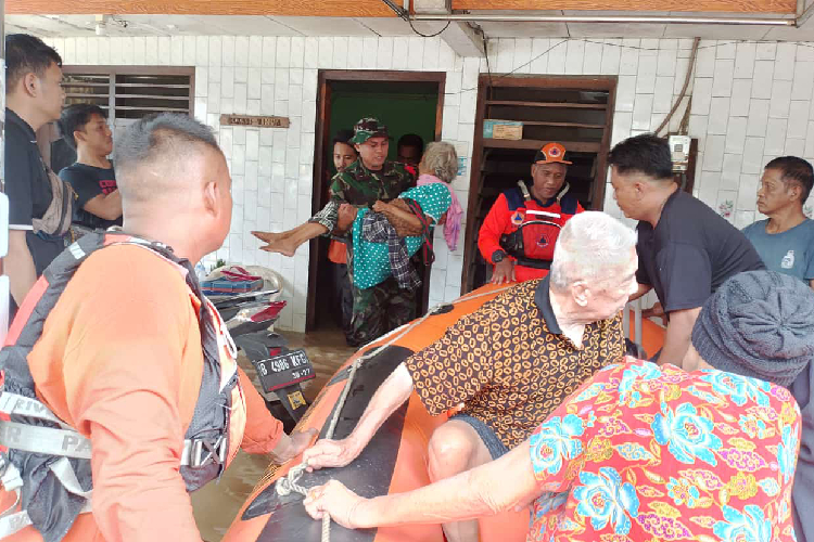 Kodim Bekasi dan BPBD Evakuasi Warga Korban Banjir