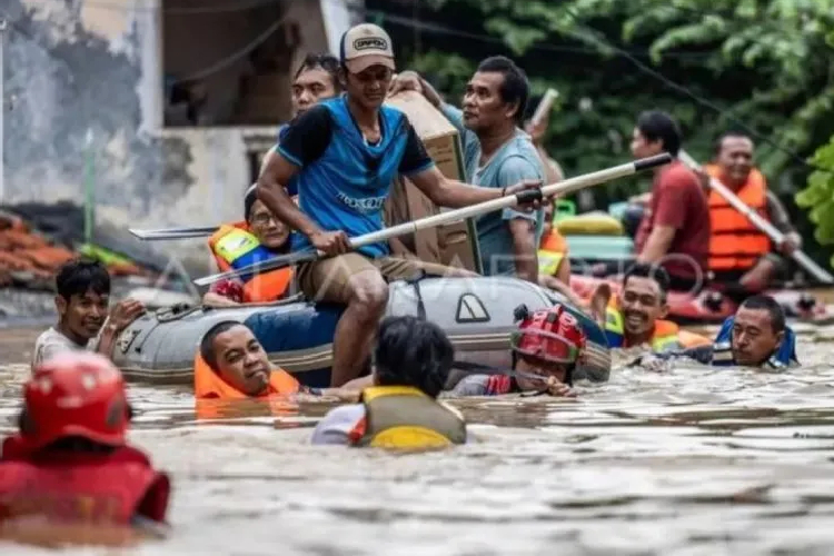 Petugas Gulkarmat bersama relawan mengevakuasi warga terdampak banjir di Kelurahan Rawajati, Pancoran, Jakarta Selatan, Selasa (4/3/2025). (ANTARA FOTO/Bayu Pratama S)