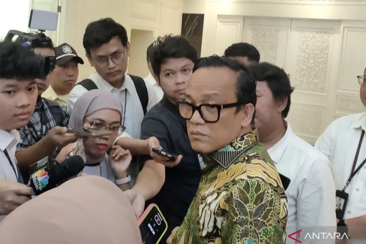 Wakil Menteri Ketenagakerjaan (Wamenaker) Immanuel Ebenezer Gerungan saat menanggapi pertanyaan awak media di Kantor Kemnaker RI, Jakarta, Rabu (5/3/2025). (ANTARA)