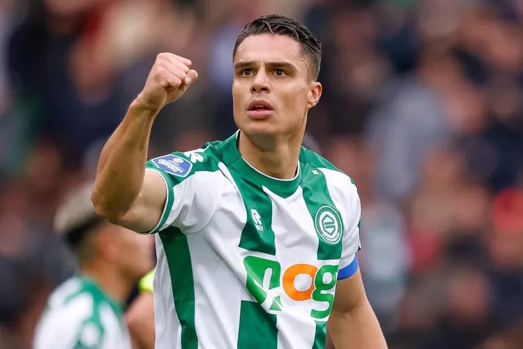 Joey Pelupessy, pemain yang berposisi sebagai gelandang bertahan, saat ini bermain untuk klub Lommel SK di Liga Utama Belgia. (foto: instagram Joey Pelupessy)