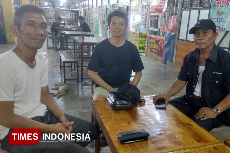 Joni (tengah) ketua paguyuban pedagang Pusat Kuliner Banjarnegara. (FOTO: Muchlas Hamidi/ TIMES Indonesia)