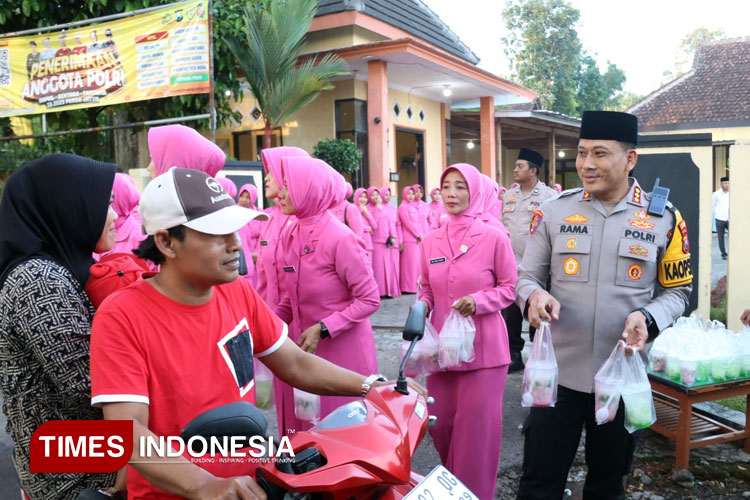 Kapolresta Banyuwangi, Kombes Pol Rama Samtama Putra sedang membagikan takjil gratis kepada pengguna jalan. (Foto : Polresta Banyuwangi For TIMES Indonesia)