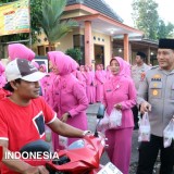 Bagi-bagi Takjil Gratis Polresta Banyuwangi Ludes Diserbu Masyarakat Songgon