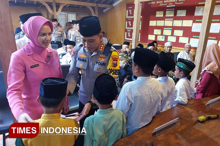 Kapolresta Banyuwangi memberikan santunan kepada anak yatim sebagai bentuk kepedulian kepada sesama saat safari ramadhan. (Foto : Polresta Banyuwangi For TIMES Indonesia)