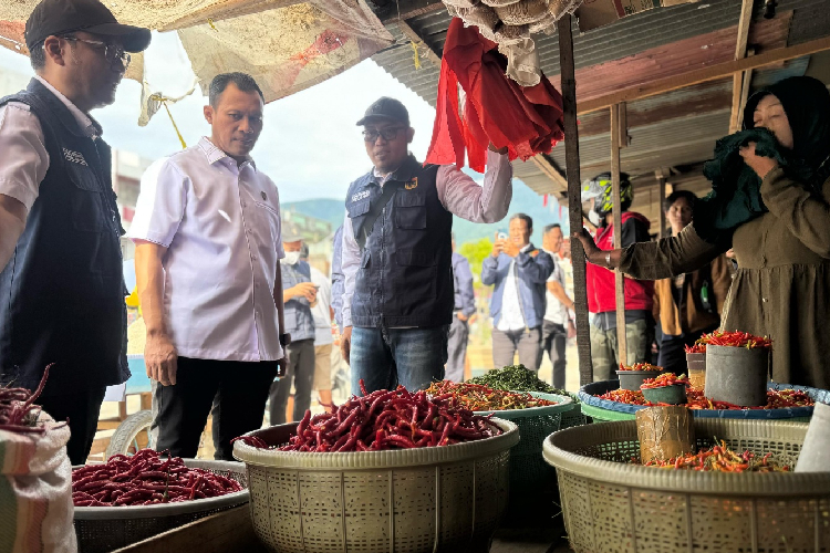 Kasatgas Pangan Polda Sulteng, Kombes Pol. Bagus Setyawan, saat melakukan sidak ke Pasar Tradisional di Kota Palu. (FOTO : Humas Polda Sulteng for Times Indonesia)