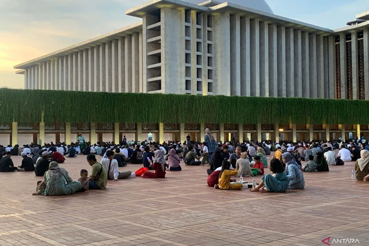 Para pengunjung memenuhi area terbuka sambil menunggu masuknya waktu berbuka di Masjid Istiqlal, Jakarta, Rabu (5/3/2025). (FOTO: ANTARA/Yamsyina Hawnan)