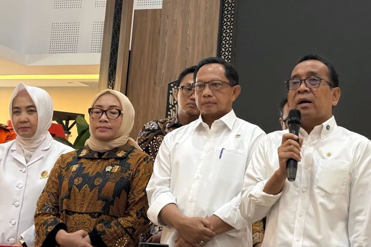 Menko PMK Pratikno (kanan),  dalam konferensi pers usai rapat tingkat menteri terkait persiapan hari raya dan libur Idul Fitri. (Foto: Antara)