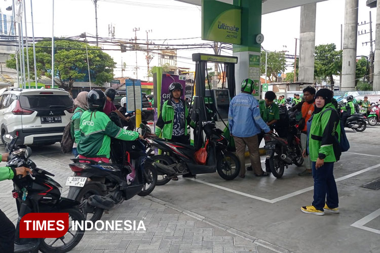 Total 300 ojol isi BBM di SPBU BP AKR Jalan Embong Malang Surabaya. Program isi BBM Gratis ini dilaksankan setiap hari Jumat dengan berbeda SPBU namun tetap menggunakan BBM non Pertamina, Rabu (5/3/2025).(Foto: Hamida Soetadji/TIMES Indonesia)