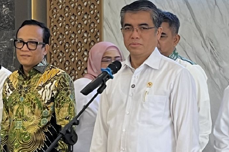 Menteri Ketenagakerjaan (Menaker) Yassierli (kanan) saat menanggapi pertanyaan awak media dalam konferensi pers, di Kantor Kemnaker RI, Jakarta, Rabu (5/3/2025). (FOTO: ANTARA/Arnidhya Nur Zhafira)