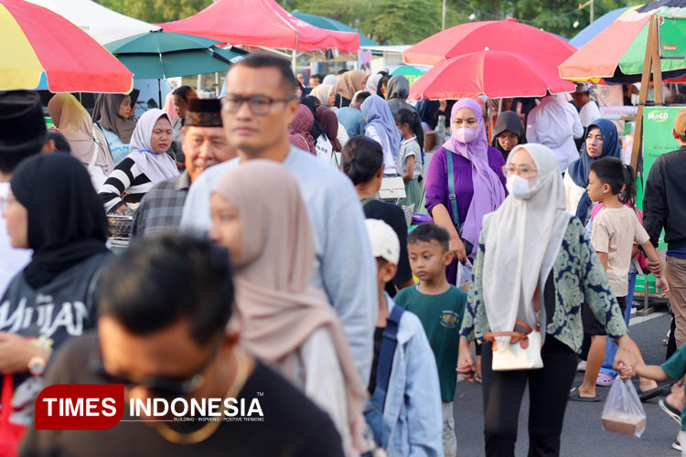 Suasana ramai Pasar Takjil Ramadhan di Pantai Marina Boom Banyuwangi. (Foto: Anggara Cahya/TIMES Indonesia)