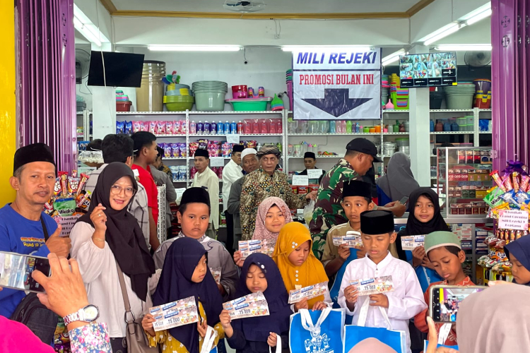 Santunan kepada anak yatim, saat grand opening Toserba MILIREJEKI KOPTANU yang diprakarsai MWC Tumpang, Kabupaten Malang, dengan saham dari jam'iyyah dan warga Nahdliyin.