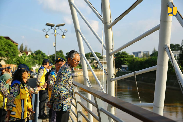 Menteri PU Dorong Peran Aktif Pemda dalam Pengendalian Banjir Jabodetabek: Lahan Harus Siap, Sampah Harus Teratasi