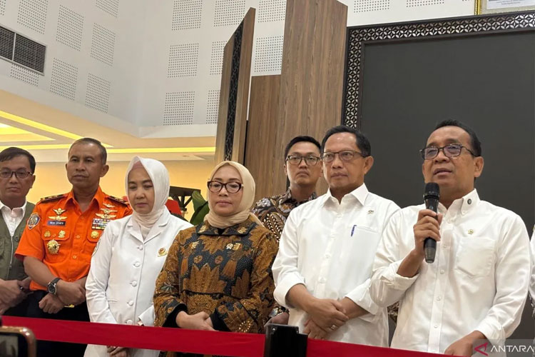 Kepala BMKG Dwikorita Karnawati (ketiga kiri), dalam konferensi pers usai rapat persiapan hari raya dan libur Idul Fitri di Jakarta. (Foto: ANTARA)