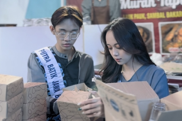 Berbagi Kebahagiaan di Bulan Suci Ramadan: 2nd RU Miss Grand Tourism Jabar 2024 Audrey Belli dan Vimesaliem Putra Batik 2024 Ajak Masyarakat Tebar Kebaikan