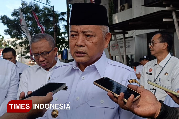 Bupati Malang, HM Sanusi, didampingi Wabup Lathifah Shohib, usai menerima bantuan CSR truk pengangkut sampah di Pendopo Kabupaten Malang, Rabu (5/3/2025). (Foto: Amin/TIMES Indonesia)