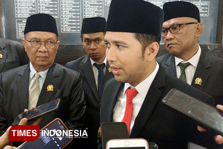 Wakil Gubernur Jawa Timur Emil Elestianto Dardak saat dikonfirmasi sejumlah awak media usai serah Terima jabatan Bupati Bondowoso (FOTO: Moh Bahri/TIMES Indonesia)