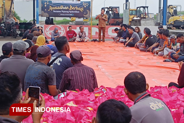 Forwas dan Favehotel Sidoarjo Buka Puasa Bareng Pemilah Sampah di TPA Jabon