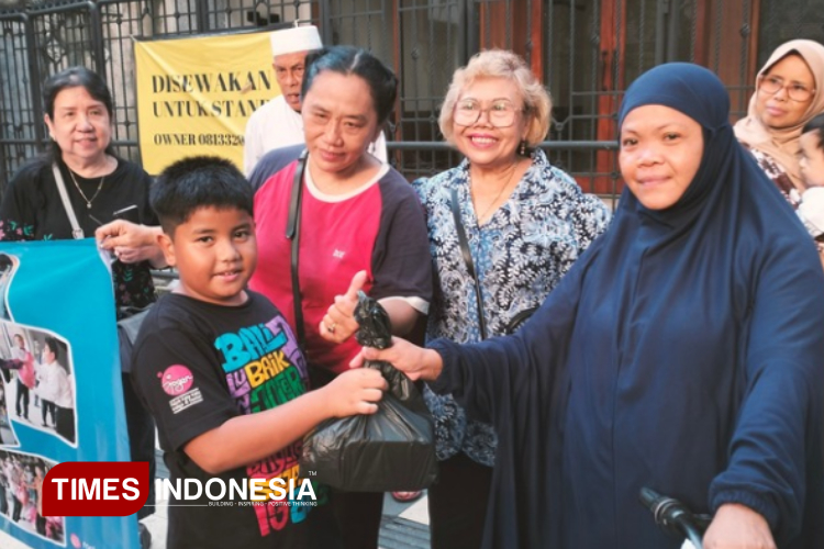 Anak-anak ikut bersama orang tuanya yang juga jemaat Gereja Bethel Indonesia (GBI) Rock Gresik saat membagikan paket takjil di Jalan Panglima Sudirman Kabupaten Gresik. (Foto: Akmal/TIMES Indonesia)