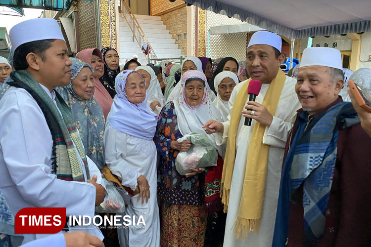 KH Zain Baik saat berada di pasar murah bahan pokok masjid Al-Kahfi Pandean Malang. (Foto: Achmad Fikyansyah/TIMES Indonesia)