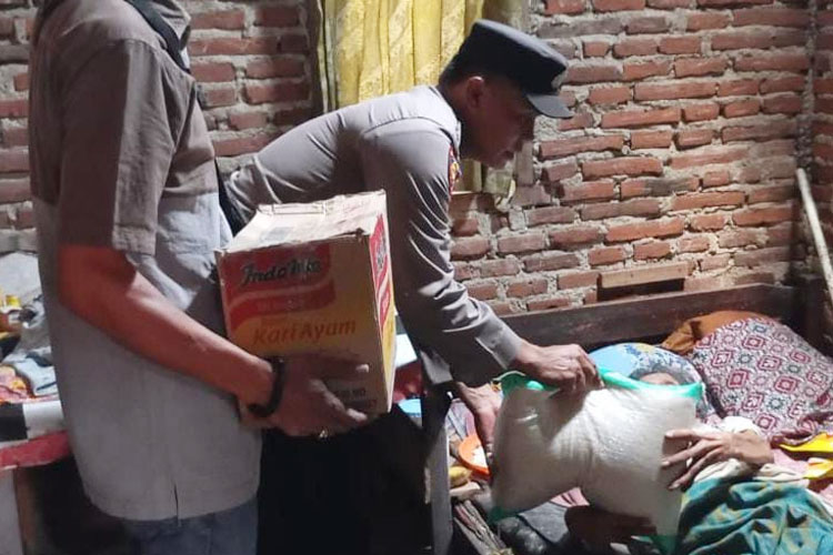 Kapolsek Susukan AKP Suyono SH saat menyerahkan bantuan sembako. (FOTO: Humas polres Banjarnegara)