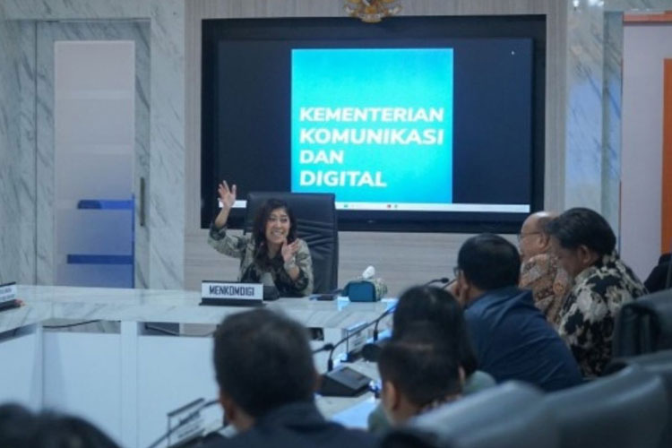 Menteri Komunikasi dan Digital Meutya Hafid (kiri) dalam pertemuan dengan Direksi Nusantara TV di Kantor Kementerian Komdigi, Jakarta Pusat, Selasa (4/3/2025). (ANTARA)