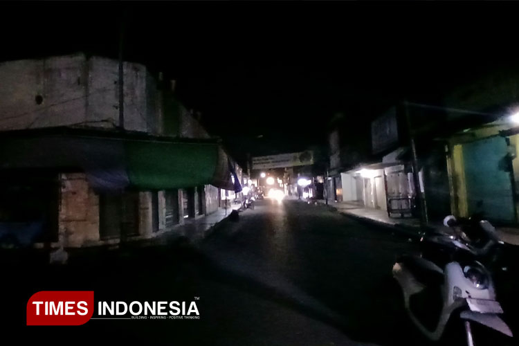 Warga Keluhkan Trotoar Rusak Hingga Matinya PJU di Kota Banjar