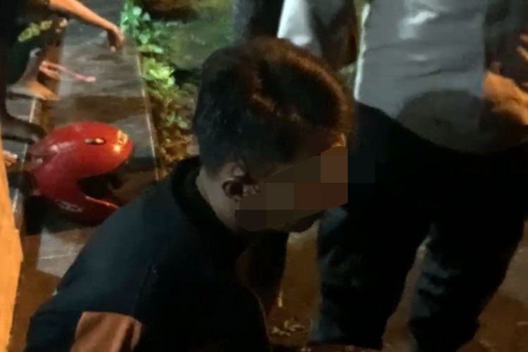 Diduga Pelaku percobaan pencurian saat diamankan polisi (FOTO: Tangkapan layar media sosial)