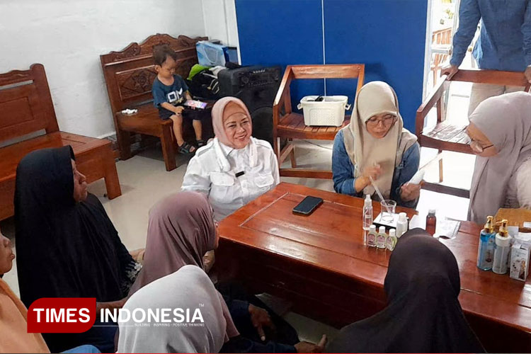 Pemeriksaan kesehatan gratis digelar dalam reses Tina Wiryawati, Anggota Komisi III DPRD Jawa Barat. (Foto: Susi/TIMES Indonesia)