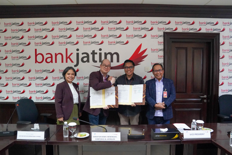 Penandatanganan satu Memorandum of Understanding (MoU) dan satu Perjanjian Kerja Sama (PKS) antara Bank Jatim dan Universitas Ciputra Surabaya, Jumat (28/2/2025). (Foto: Dok. Humas Bank Jatim)