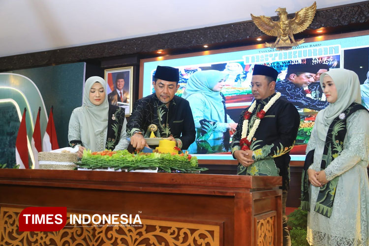 Tasyakuran Gus Haris dan Ra Fahmi di Pendopo Ngesti Wibawa Probolinggo. (Foto: Abdul Fatah/TIMES Indonesia)