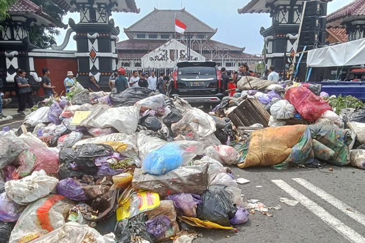 Tumpukan sampah di depan kantor Bupati Pemalang