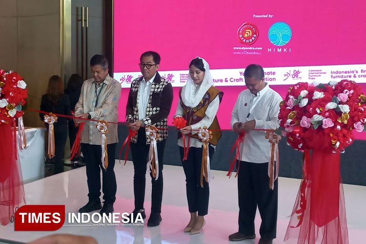 Wakil Menteri Perindustrian, Faisol Riza, bersama dengan Wakil Menteri Perdagangan, Dyah Roro Esti Widya Putri membuka acara pameran IFEX 2025 di Jakarta. (FOTO: Moh Ramli/TIMES Indonesia)