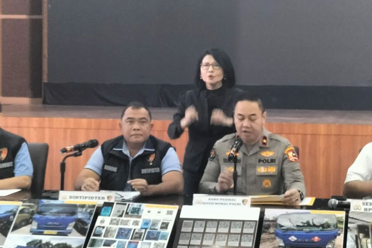 Direktur Tindak Pidana Tertentu (Dirtipidter) Bareskrim Mabes Polri Brigadir Jenderal Polisi (Brigjen Pol) Nunung Syaifuddin (kiri) dan Karopenmas Divhumas Polri Brigjen Pol. Trunoyudo Wisnu Andiko (kanan) saat jumpa pers di Mabes Polri, (6/3/2025).