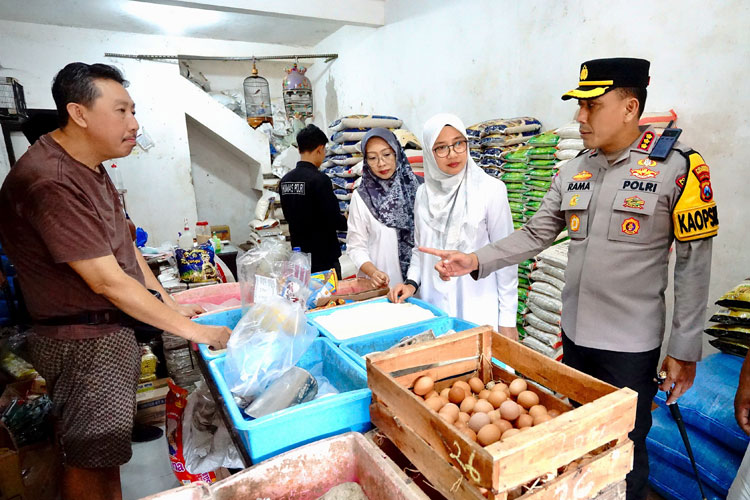 Bupati Banyuwangi, Ipuk Fiestiandani Azwar Anas didampingi Kapolresta Banyuwangi, Kombes Pol Rama Samtama Putra saat blusukan ke pasar Blambangan (Foto: Humas Pemkab for TIMES Indonesia)