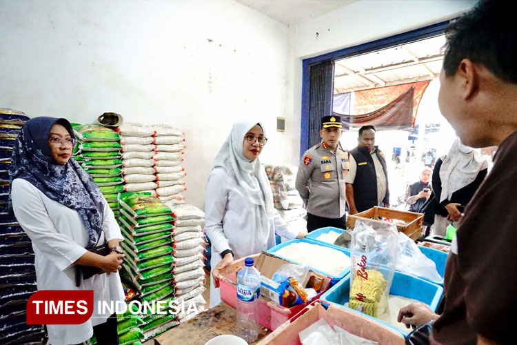 Di Banyuwangi, Polisi Blusukan Pastikan Harga Sembako Stabil