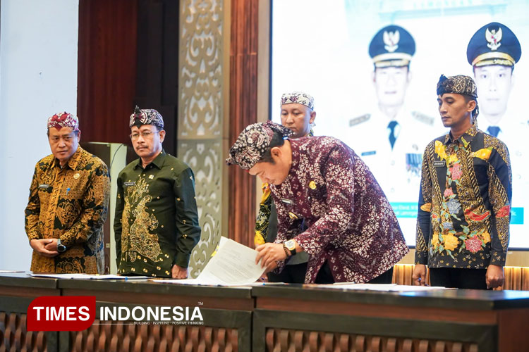 Penandatanganan perjanjian kinerja perangkat daerah dan camat 2025, pakta integritas tahun 2025, serta award hasil evaluasi SAKIP 2024, di Aula Gadjah Mada, Pemkab Lamongan, Kamis (6/3/2025). (Foto: Ardiyanto/TIMES Indonesia)