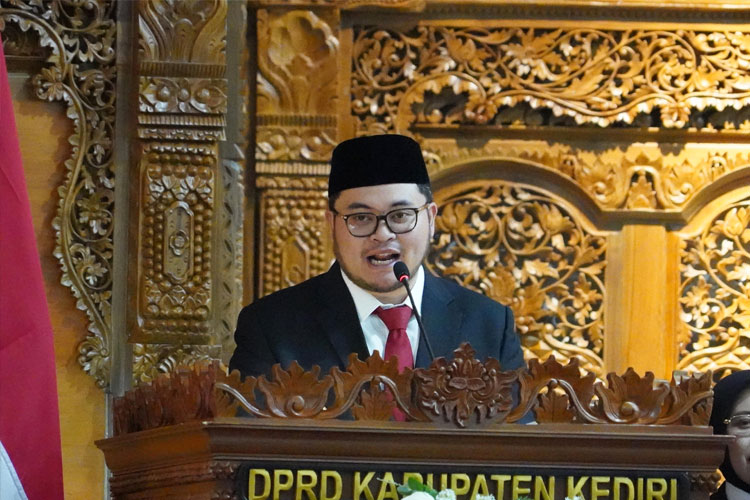 Bupati Kediri saat pidato di rapat paripurna DPRD Kabupaten Kediri (FOTO: Diskominfo Kabupaten Kediri)