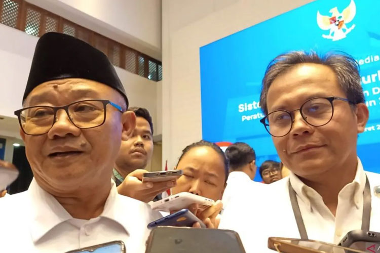 Mendikdasmen Abdul Mu'ti (kiri) bersama Plt. Kepala BSKAP Kemendikdasmen Toni Toharudin (kanan) melakukan tanya jawab dengan media di Gedung A Kemendikdasmen. (Foto: Antara)