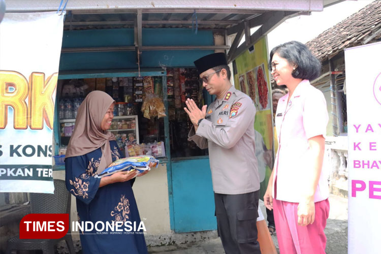 Kapolres Mojokerto Kota, AKBP Daniel S Marunduri dalam kegiatan Jumat Curhat di lingkungan Balongcangkring, Kota Mojokerto. (Foto: Dok. TIMES Indonesia)