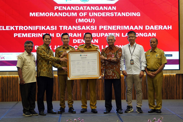 Bank Jatim saat melakukan penandatanganan perjanjian kerja sama ETPD dengan Pemkab Lamongan, Selasa (4/3/2025).(Foto: Dok.Humas Bank Jatim)