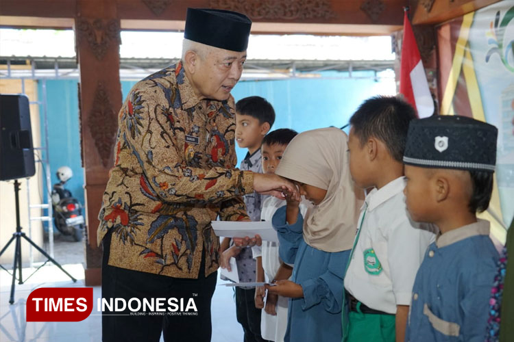 Bupati Malang, HM Sanusi, saat menyerahkan bantuan tunai yatim-piatu, di Pendopo Kecamatan Gondanglegi, Kabupaten Malang, Selasa (19/3/2024). (Foto: Amin/TIMES Indones)