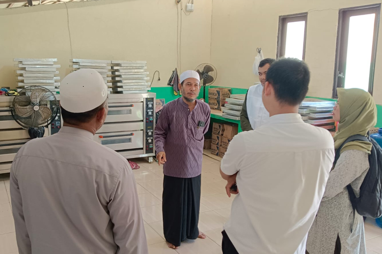 Monitoring pembuatan roti di Pesantren Mantan Darissalam Palangkaraya oleh Kanwil Kemenag. (Foto: Kemenag)