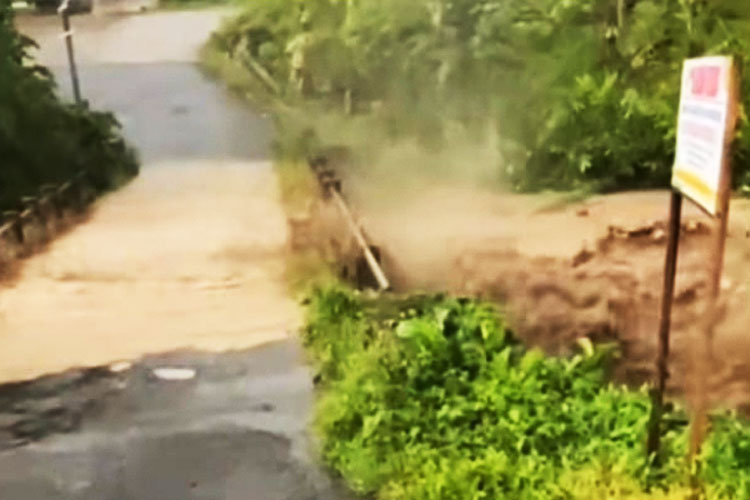 Detik - detik luapan air banjir bandang di Banjarnegara yang menyebabkan Jembatan Kalibombong putus. (FOTO: Screenshot video grup)