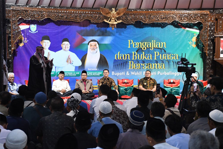 Bupati Purbalingga Fahmi Muhammad Hanif  saat pengajian bersama Syeh Nasef Naser Ahmad Abdallah dari Palestina. (FOTO: Prokompin Purbalingga)
