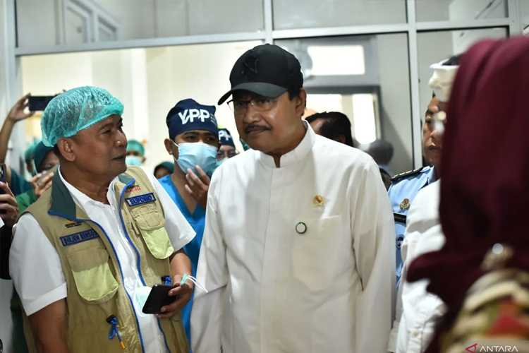 Menteri Sosial Saifullah Yusuf (Gus Ipul) saat mengunjungi kegiatan operasi katarak masal di RSAU Dr Salamun, Bandung, Jumat (7/3/2025). ANTARA