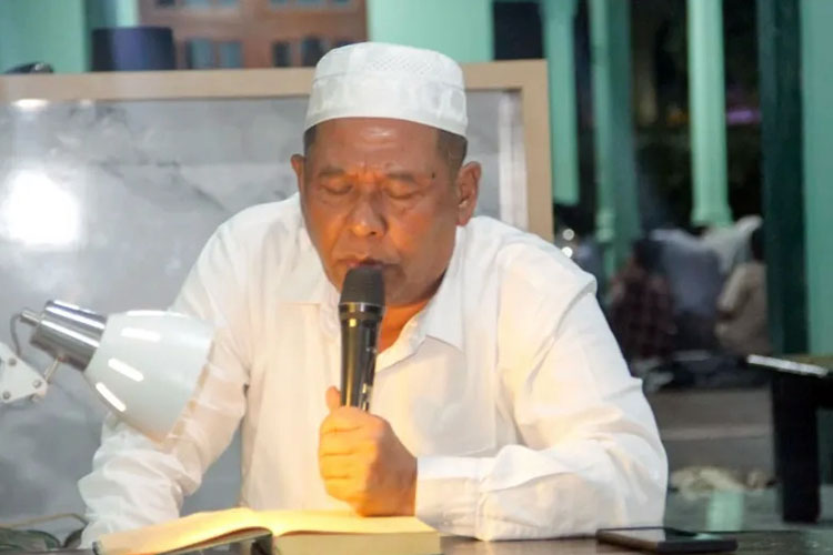 KH Salmanuddin Yazid atau Gus Salman saat ngaji kitab kuning bersama santrinya di Pondok Pesantren Babussalam Kalibening, Kecamatan Mojoagung, Kabupaten Jombang. (FOTO: Dok. PP Babussalam)