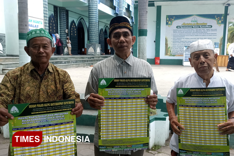 Foto jamaah sholat jum'at yang menerima jadwal sholat 5 waktu di Masjid Agung Baiturrahman Banyuwangi. (FOTO : Ikromil Aufa/TIMES Indonesia)